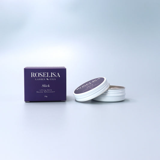 Le baume de rehaussement slick de la marque Roselisa. Le baume de rehaussement Slick de Roselisa est utilisé pour fixer les cils naturels sur les pads en silicone de manière plus efficace que la méthode traditionnelle.
