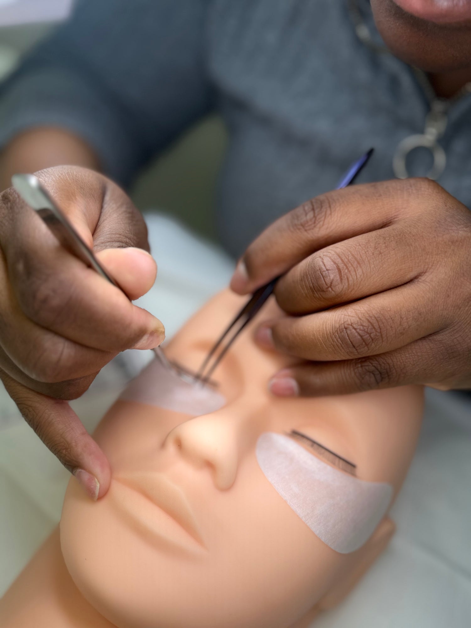 Pratique supervisée lors d’une formation en extensions de cils à l’Académie BEL
