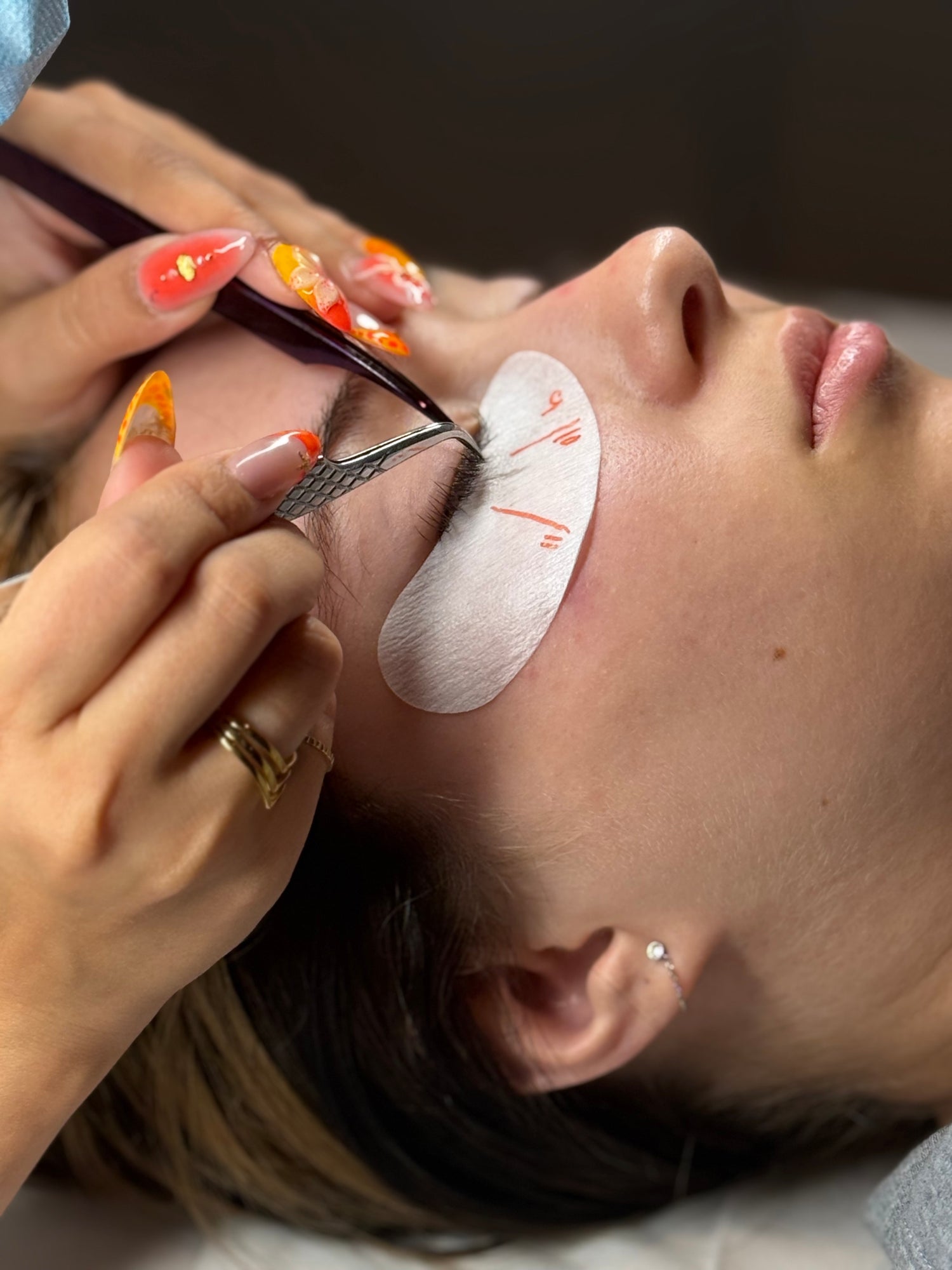 Application d’extensions de cils lors d’une formation à l’Académie BEL