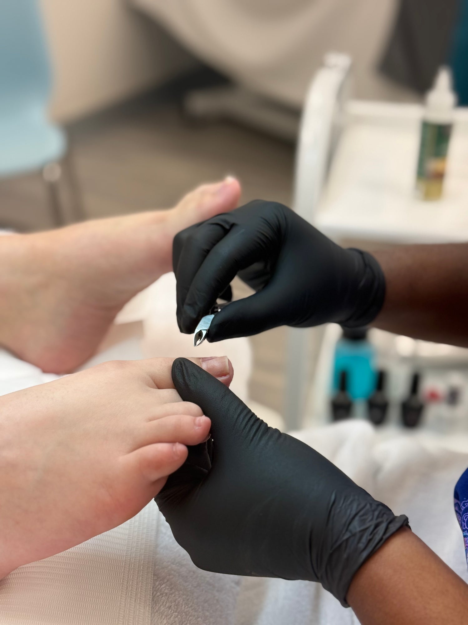 Soin professionnel des pieds lors d’une formation en pédicure à l’Académie BEL