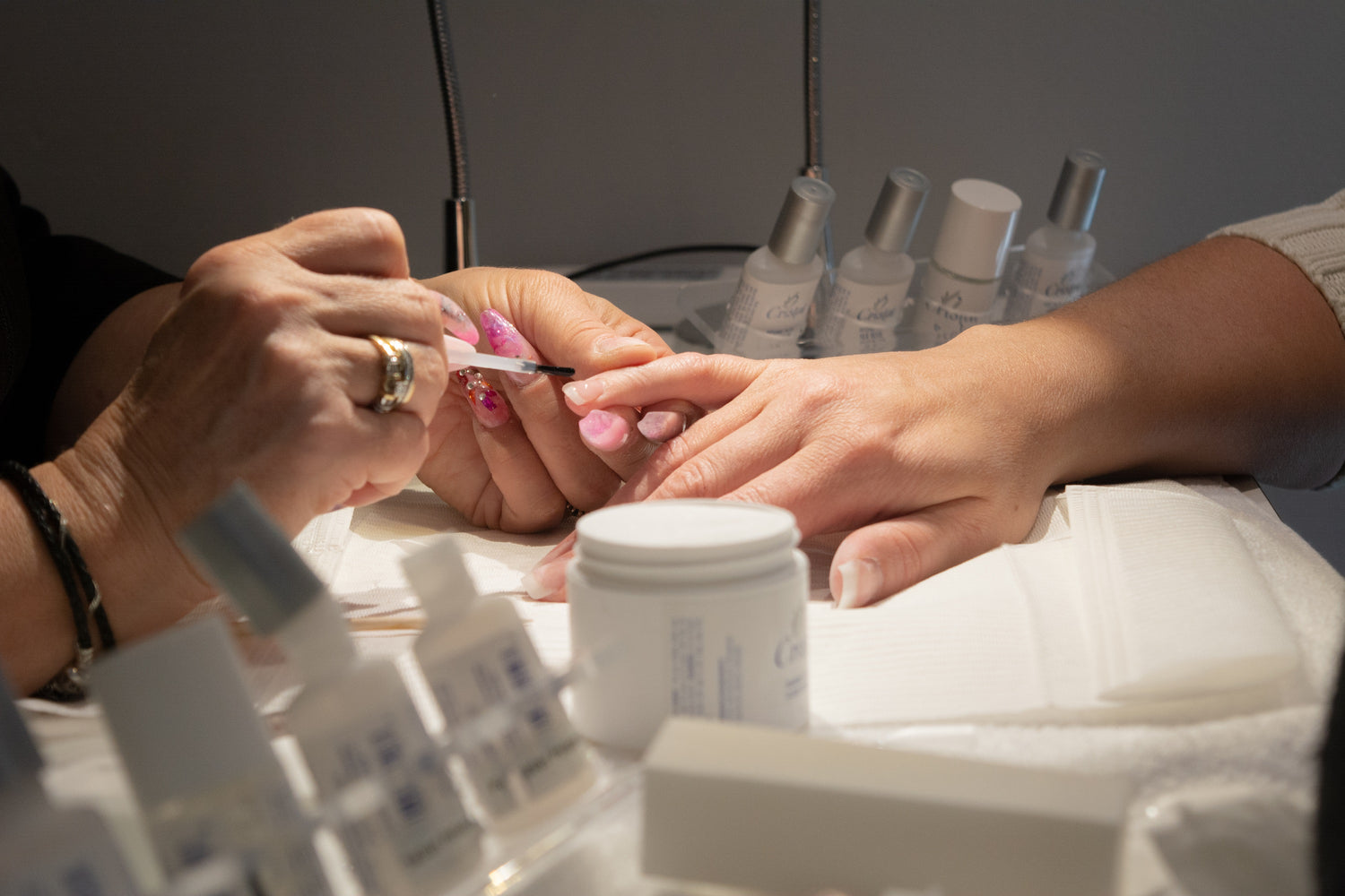 Pratique supervisée lors de la formation Résine et Poudre en pose d’ongles à l’Académie BEL